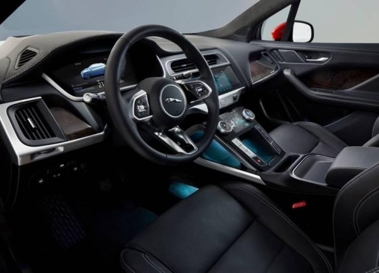 <p><strong>JAGUAR I-PACE WLTP</strong></p>
<p>verilerine göre 470 km menzile sahip. Araç bu menzile 90 kWs kapasiteli lityum iyon bataryalarıyla ulaşıyor. Model 0'dan 100'e hızlanmasını ise 4,8 saniyede tamamlıyor. </p>
<p>JAGUAR I-PACE SE - <strong>1.951.907 TL</strong> </p>
<p>JAGUAR I-PACE HSE - <strong>2.150.591 TL</strong></p>