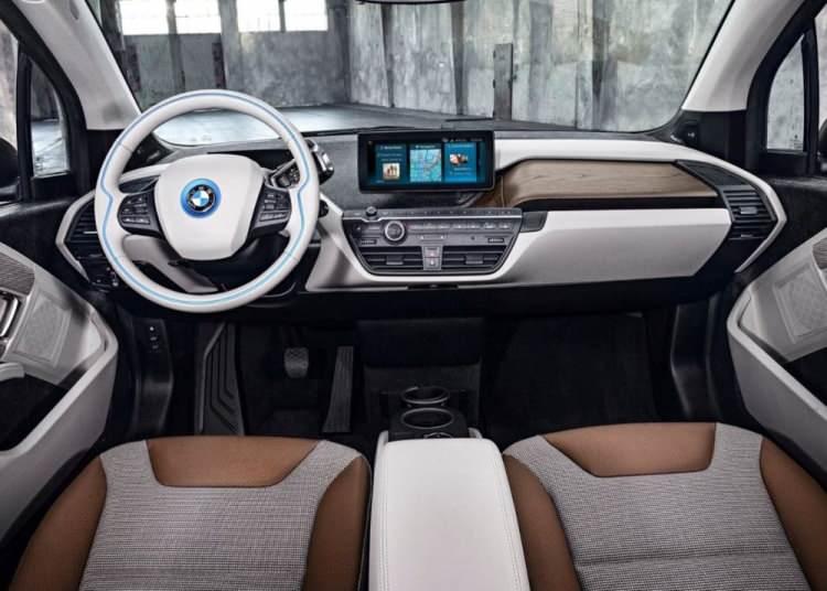 <p><strong>BMW i3</strong> kullanıma bağlı olarak değişen 335 kilometreye kadar bir menzil vadediyor. Günlük kullanım şartlarında ise bu menzil 260 olarak belirtildi.</p>