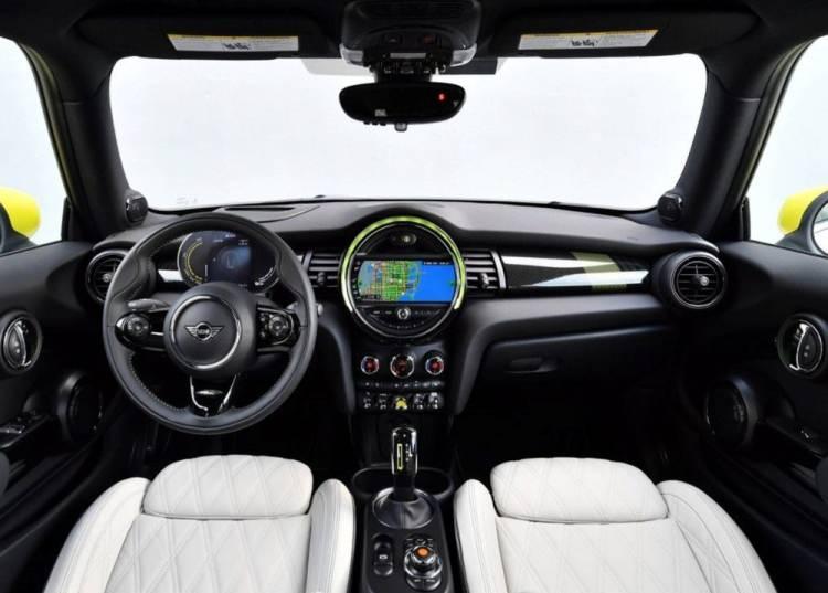 <p>Elektrikli MINI WLTP verilere göre 234 kilometrelik bir menzil vadediyor. Araç 0’dan 100 km/sa hıza 7,5 saniyede ulaşıyor. </p>
<p>Fiyatı: <strong>979.785 TL</strong></p>
