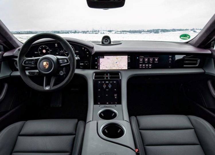 <p>Porsche Taycan Performance Plus bataryasıyla 416 kilometreye kadar menzil sunuyor. Taycan, 800 volt mimarisi ile 270 kW'a kadar şarj gücü üretebiliyor. Bu sayede uygun şarjla sadece 5 dakikada 100 kilometrelik menzile ulaşabiliyor. </p>

<p>Kalkış kontrolü ile aktif olan 560 kW'ye (761 PS) kadar çıkan güç sayesinde iki motoru Taycan Turbo S'i 0'dan 100 km hıza sadece 2.8 saniyede ulaştırıyor. </p>
