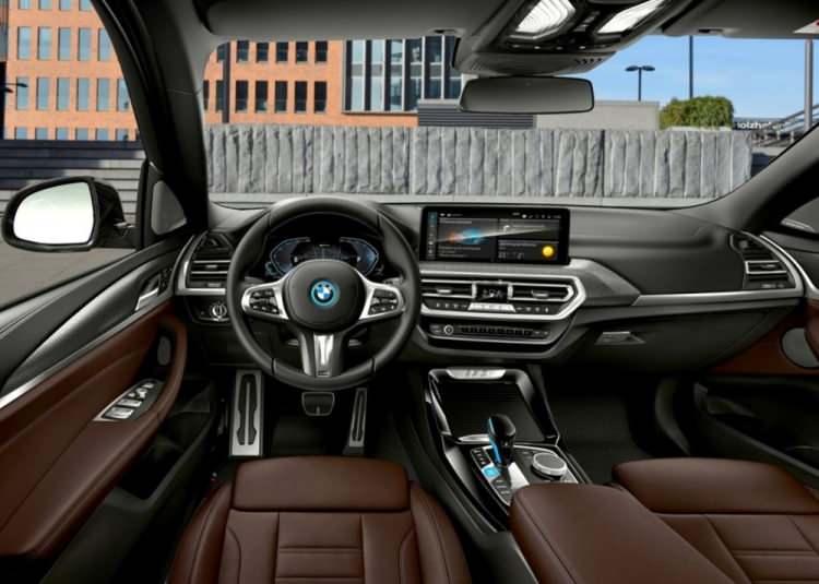 <p><strong>Yeni BMW iX3</strong> 460 kilometreye kadar menzil sunuyor. 286 BG güç ve 400 Nm tork sunan iX3 0'dan 100'e hızlanmasını 6,8 saniyede tamamlıyor. </p>
<p>Yeni BMW iX3 - <strong>1.784.900 </strong>TL</p>