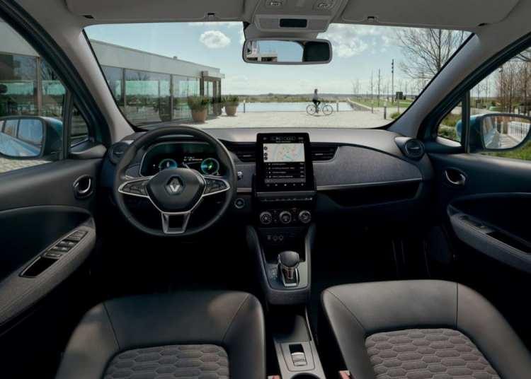 <p><strong>Yeni ZOE E-TECH</strong>'in 52 kWh kapasiteli bataryası WLTP verilerine göre 395 km'ye varan sürüş menzili sunuyor. </p>
<p>Renault Zoe <strong>551.900 </strong>TL'den satılıyor. </p>