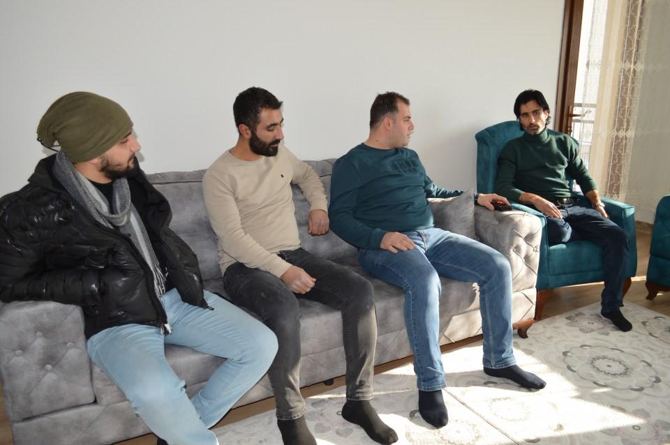 <p>Kura sonucunda çıkan yeni evini gezen Engin Umay ise, "Depremde benim de evim hasar gördü. Bugün kurallarımız çekildi ve dairemi gördüm, çok beğendim. Emeği geçen herkese çok çok teşekkürler, Allah herkesten razı olsun" dedi.</p>
