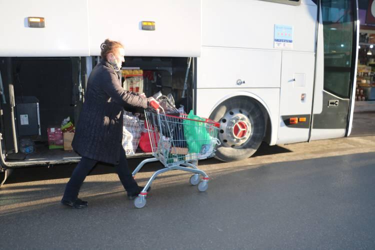 <p>Yiyecekten temizlik malzemesine birçok ürün alan ve aldıklarını taşımakta güçlük çeken Bulgaristan vatandaşları, otomobillerinin ve geldikleri tur otobüslerinin bagajını doldurup Edirne'den ayrıldı.</p> 