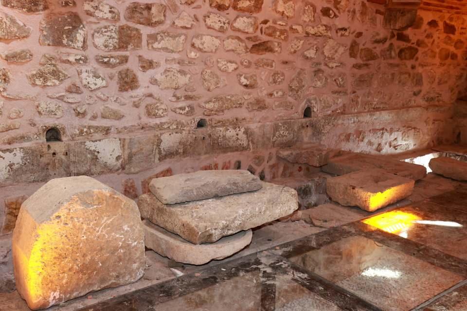 <p>İnsanlar geldiğinde burada işte o ecdadımızın eskiden nasıl bir eser yaptığını, böyle ince bir düşünceyle, yani Avrupa'da tuvalet alışkanlığının olmadığı bir dönemde Osmanlı medeniyetinin nasıl bu kadar itinayla bunları düşündüğünü de böylece ortaya koyacağız. </p>