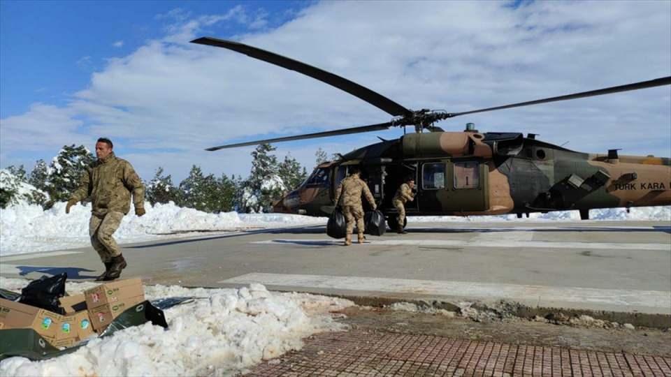 <p>Helikopterle kumanya ve içecek getirildiğini gören vatandaşlar da ekiplere alkışlar eşliğinde teşekkür etti.</p>