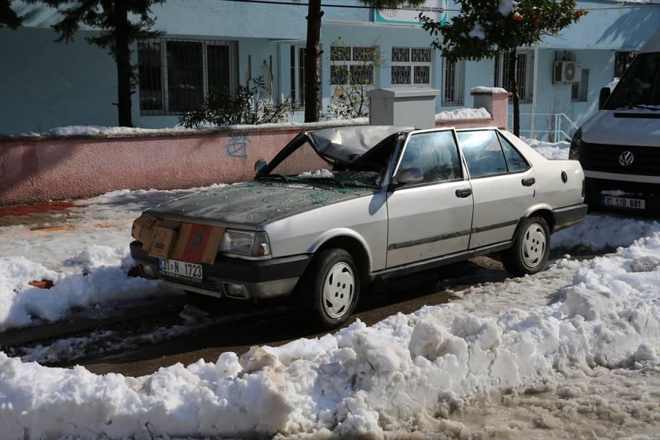 <p>Derviş Paşa Mahallesi'ndeki ahırın çatısı kar ağırlığını kaldıramayarak çöktü, 300 büyükbaş enkaz altında kaldı.</p>

<p> </p>
