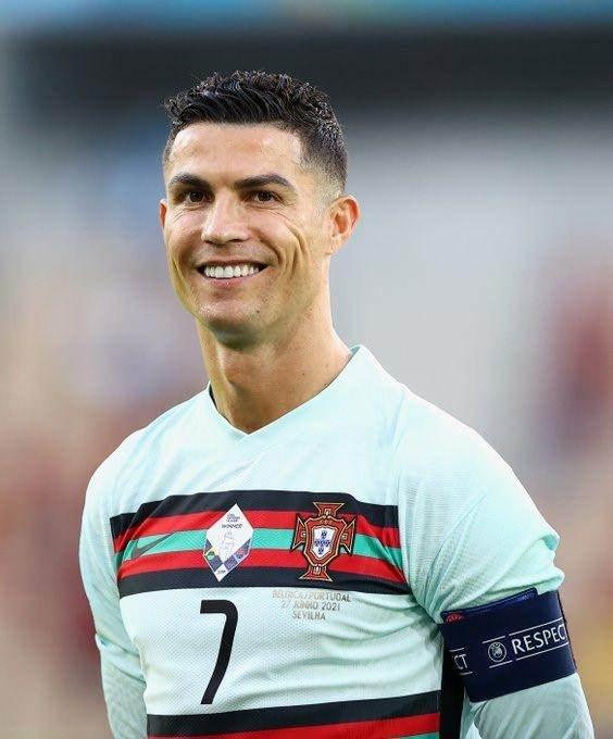 <p>FIFA  'Milli Takımlar tarihinde en çok gol atan oyuncu' rekorunu kıran Cristiano Ronaldo'ya ise FIFA Özel Ödülü'nü verdi.</p>
