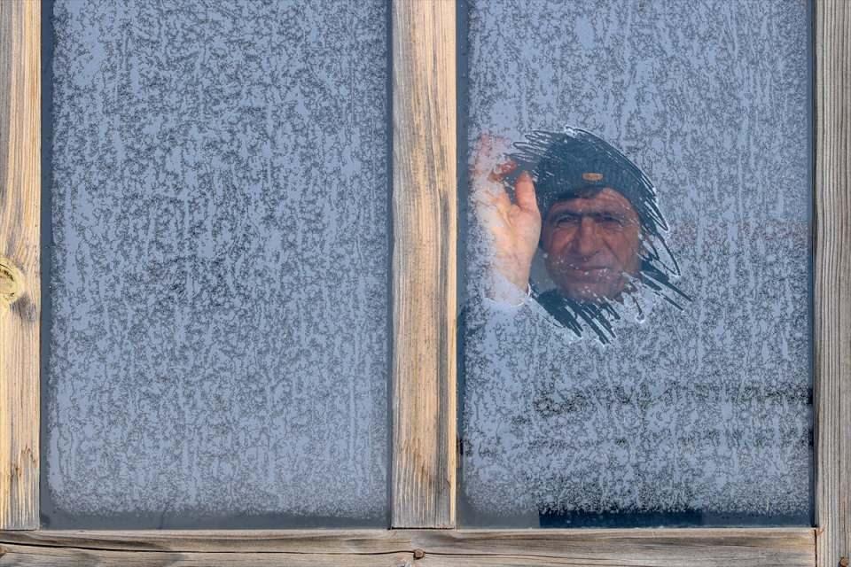 <p>Üzeri branda ve battaniyelerle örtülen araçların bile donduğu köyde, vatandaşlar evlerinin pencerelerini naylonla kapatarak soğuktan korunmaya çalışıyor.</p>
<p> </p>