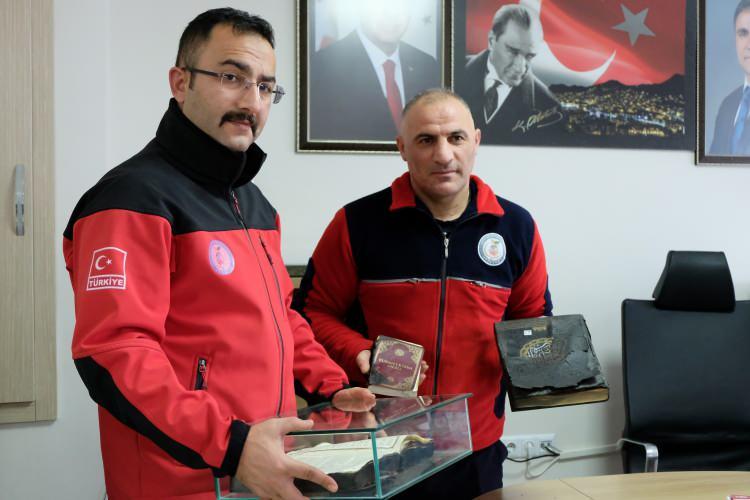 <p>Kuran-ı Kerim’ler İtfaiye personeli tarafından özel olarak hazırlanan cam kutu içerisinde sergileniyor.</p>