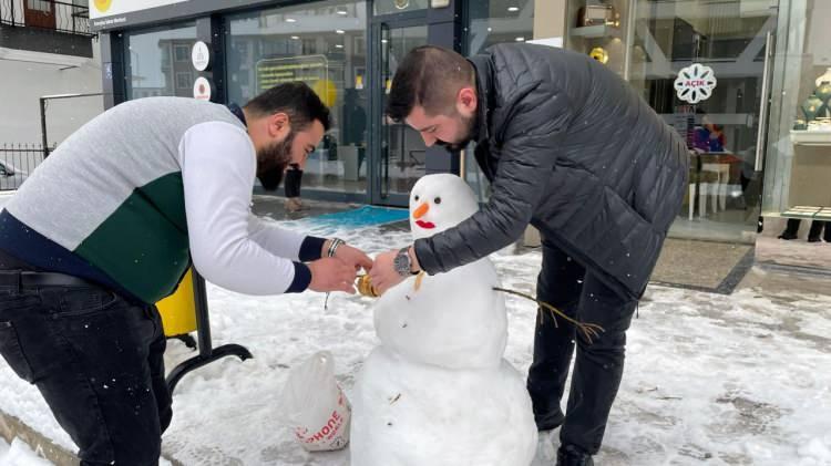 <p>Ankara`da sabahın erken saatlerinden bu yana etkili olan kar yağışının ardından Pursaklar`da kuyumculuk yapan Altuntaş, karlı manzaraların vazgeçilmesi "kardan adam" yerine alışılmadık bir tasarıma imza attı.</p>
<p> </p>