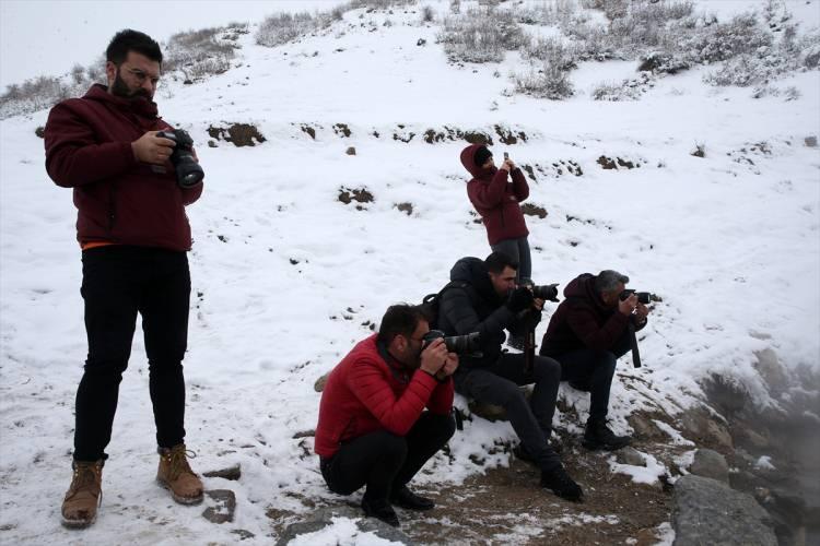 <p> Bölge halkı için çok kıymetli. Buraya gelmek için yüzlerce kilometre yol yapıyoruz. Şartlar her ne kadar zor olsa da her seferinde buranın tadını fazlasıyla alıyoruz. Burası fotoğrafseverlerin, fotoğrafa ilgi duyanların uğrak noktası olabilecek bir yer."<br />
 </p>
