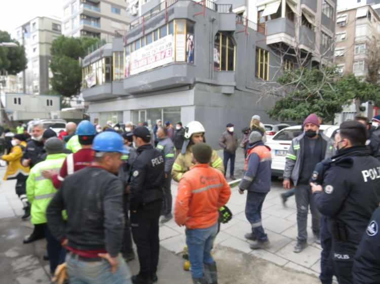 <p>Yaşanan iş kazası sonrasından işçinin düştüğü yere demirler çakılarak kapatıldığı görüldü.Polisin olayla ilgili soruşturması devam ediyor.</p>
