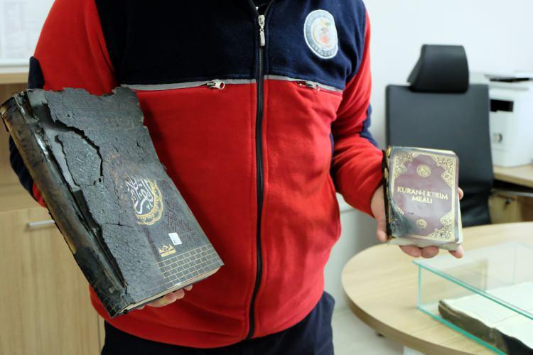 <p>Kuran-ı Kerim’leri bizzat alevlerin içerisinden çıkaran 24 yıllık itfaiye eri Hanefi Ay, yangına müdahale için girdiği evlerde kitaplıkta bulunan bütün kitapların yandığını fakat Kuran-ı Kerim’lere hiçbir zarar gelmediğini ifade etti.</p>
