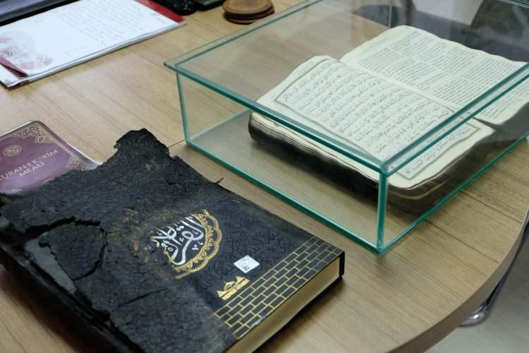 <p>“Kitapların hepsi yandı ama ona hiçbir şey olmadı”</p>
<p>Müdahale ettiği bir yangında kitaplık üzerinde bulunan bütün kitapların yandığını gören fakat Kuran-ı Kerim’e hiçbir zarar gelmediğine şahit olan Ay, “Bir tanesi tam yangının içerisindeydi. Biz yangının içerisine girdiğimizde kapalı bir oda vardı ben oraya girdim, diğer arkadaşlarım farklı odalardaydı. </p>
