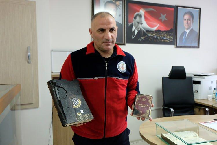<p>Bir başka yangında da bir eve gittik, vestiyer yanıyor hemen yanında da kitaplık var. Ben yine yangına müdahale için içeri girdim, kitaplıktaki diğer kitaplar yanmışken Kuran-ı Kerim’e yine aynı şekilde hiçbir şey olmamıştı. İster istemez manevi olarak bir şeyler hissediyorsun, düşünüyor insan. Başka yerlerde de duyuyorduk bunu ama karşılaşınca işin ciddiyetini anlıyorsun” dedi.</p>
