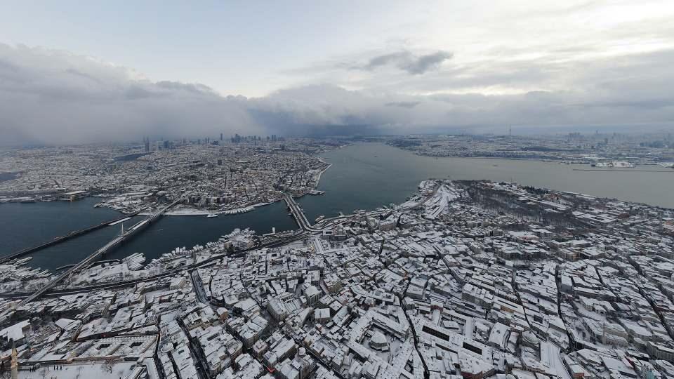 <p>Beyaz örtü ile kaplanan tarihi yarımada havadan görüntülendi.</p>