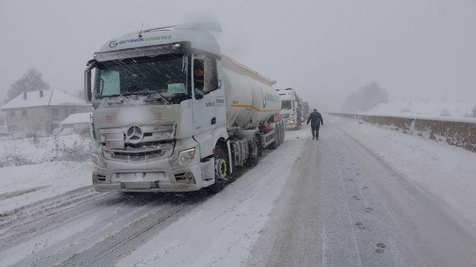 <p>Bolu Dağı D-100 karayolu geçişinde kar yağışının şiddetini artırması nedeniyle trafik zaman zaman durma noktasına geldi. </p>

