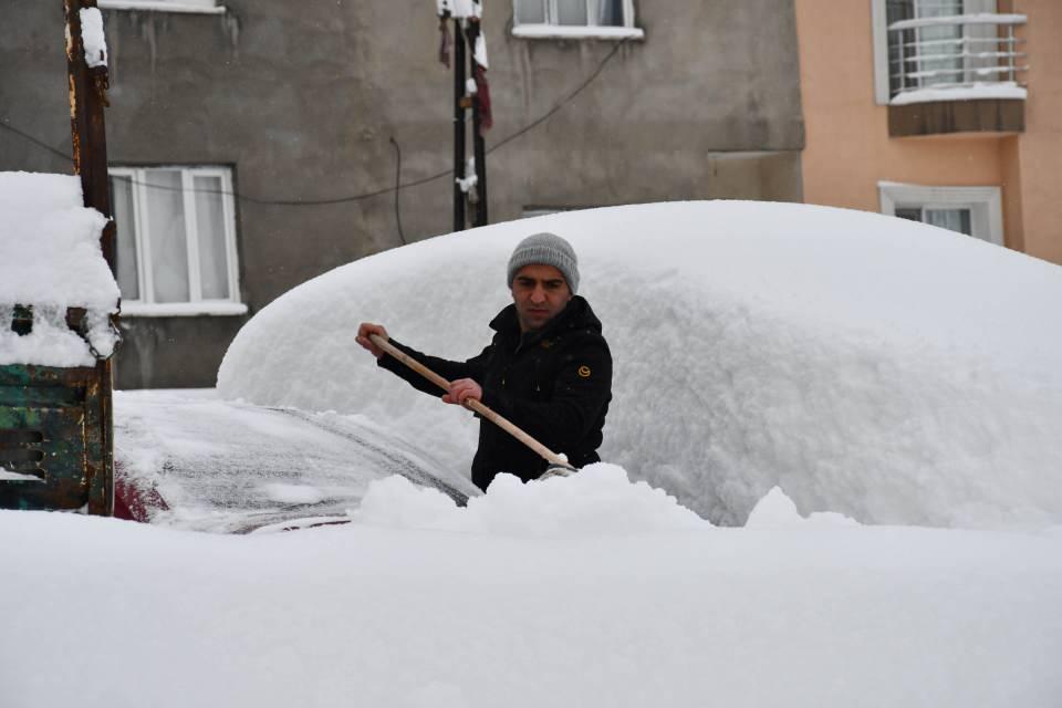 <p>Kar altına kaybolan araçlarının üzerlerini temizleyenler, battaniyeyle de dona karşı korumaya çalıştı. </p>