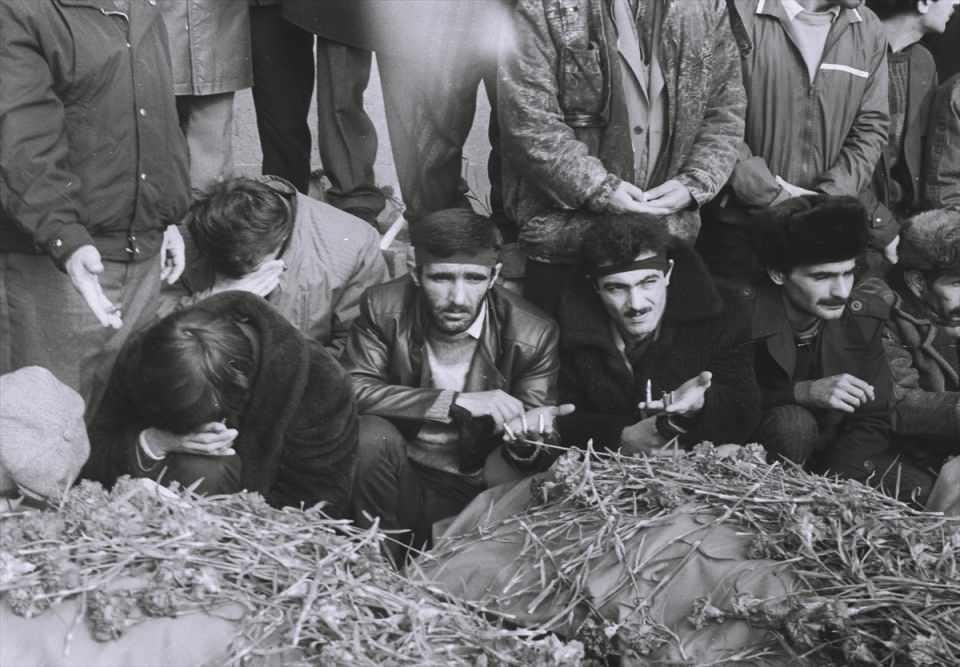 <p>Bakü'de Sovyet yönetimi tarafından olağanüstü hal ilan edilmesine ve kentin tamamen Sovyet ordusu tarafından kontrol altına alınmasına rağmen halk yine sokaklara çıktı ve şehitlerin defnedilmesi için çalışma başlatıldı.</p>

<p> </p>
