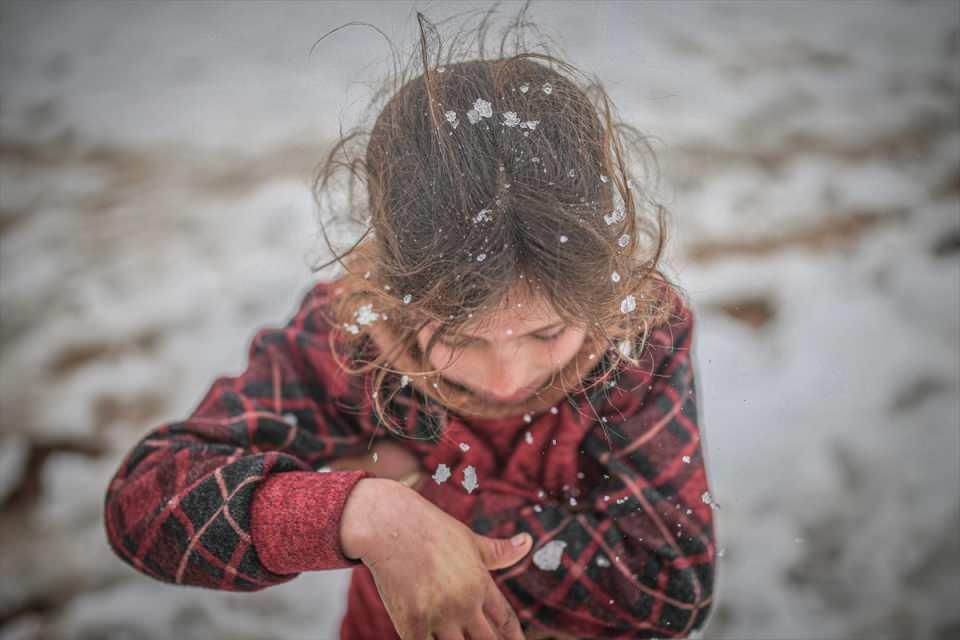 <p>Suriye'nin kuzeyinde etkili olan kar yağışı ve dondurucu soğuk, Beşşar Esed rejimi ve destekçilerinin evsiz bıraktığı sivillerin hayatını olumsuz etkiledi. </p>

<p> </p>
