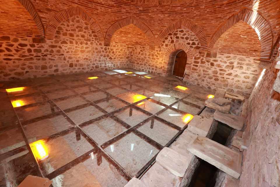 <p>Halk arasında 'Sık dişini helası' olarak bilenen yapı, belediye tarafından müzeye dönüştürülüyor. 'Su ve Temizlik Müzesi' olarak turizme kazandırılacak yapı şubat ayında ziyarete açılacak.</p>
<p> </p>