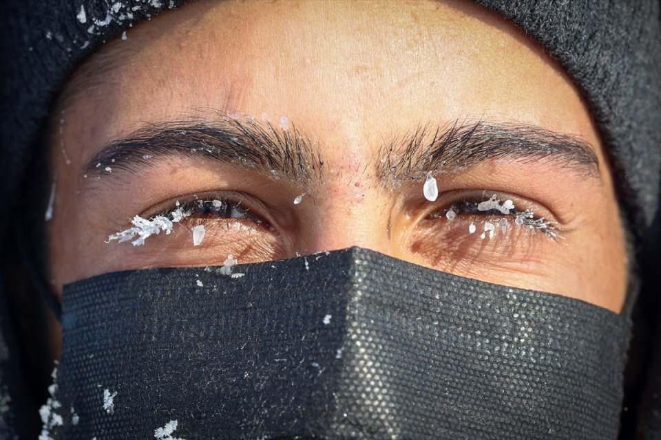 <p>Evden çıktıklarında kaşları, bıyıkları ve kirpikleri buz tutan vatandaşlar, zorunlu olmadıkça dışarı çıkmıyor, günün büyük bölümünü soba başında geçiriyor.</p>

<p> </p>
