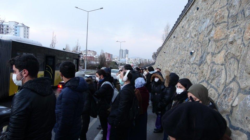 <p>Kartal’da İETT otobüsü arızalanınca yolda kaldı. İETT şoförü ise soğukta yolcuları indirdi. Kar yağışı nedeniyle caddede yoğun olan trafik, otobüsün yolda kalmasıyla adeta felç oldu.</p>
