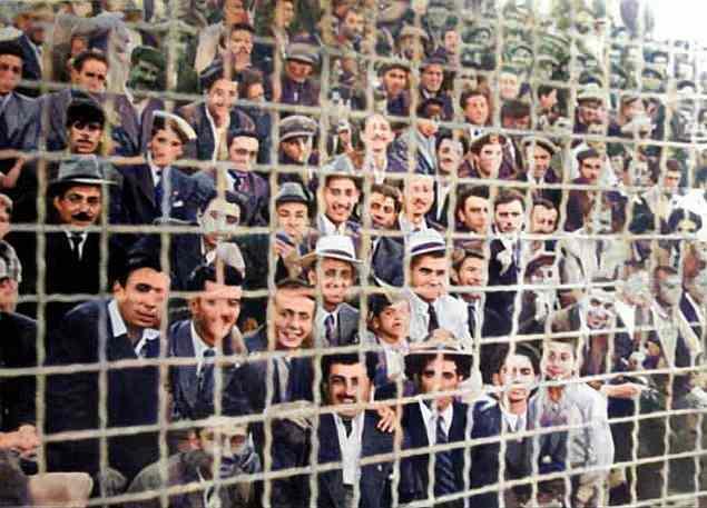 <p>Diyarbakırspor taraftarları, Diyarbakır, 1950.</p>