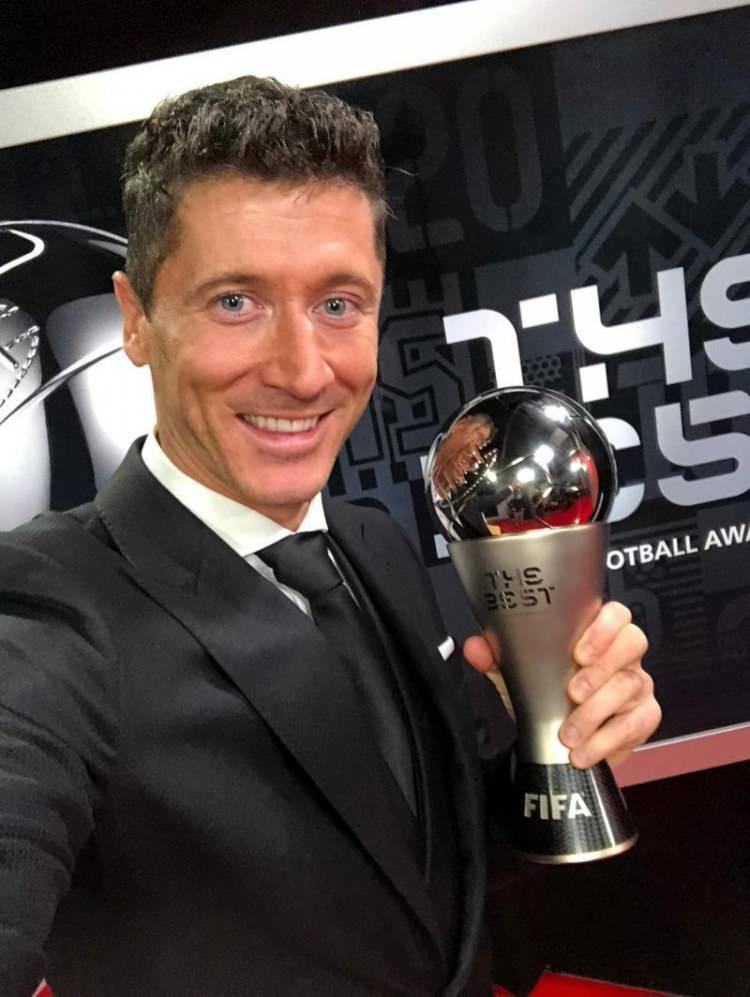 <p>FIFA Yılın En İyi Erkek Futbolcusu Ödülünü, Bayern Münih takımının Polonyalı forveti Robert Lewandowski kazandı.</p>
