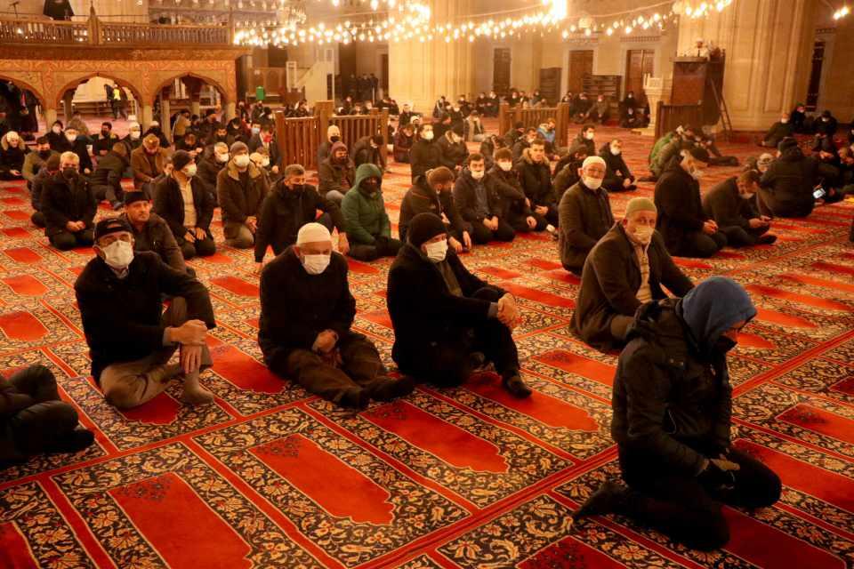 <div><strong>'5 ASIRLIK HERSEKZADE AHMET PAŞA CAMİSİ DE RESTORASYONA ALINDI'</strong></div>

<div> </div>

<div>Keşan ilçesinde ise restorasyona girecek olan tarihi Hersekzade Ahmet Paşa Camisi'nde de son cuma namazı kılındı. 5 asırlık camide kılınan namaz sonrası açıklama yapan Keşan Belediye Başkanı Mustafa Helvacıoğlu, Hersekzade Ahmet Paşa Camisi'nin 1511 yılından bu yana 511 yıldır hizmet verdiğini söyledi. Helvacıoğlu, "Hersekzade Ahmet Paşa camimizin bugünden itibaren restorasyon çalışmalarını başlatıyoruz. Camimiz 5 asırdır hizmet veriyor.</div>
