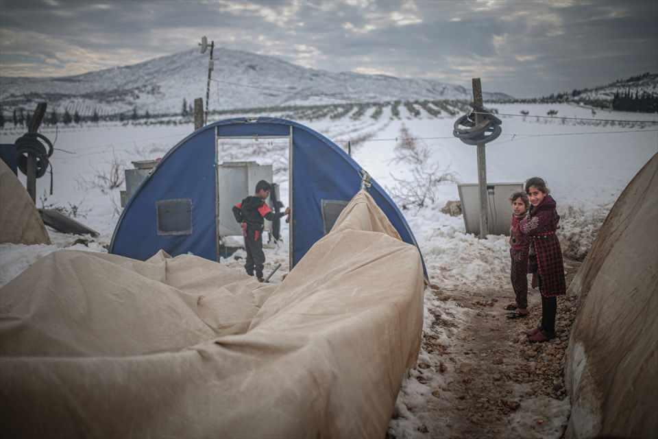 <p>Halep kentinin kuzeybatısındaki Afrin bölgesindeki bulunan çadır kentte kalan Suriyeli mülteciler, ellerindeki kısıtlı imkanlarla hava şartlarına karşı mücadele veriyor.</p>
