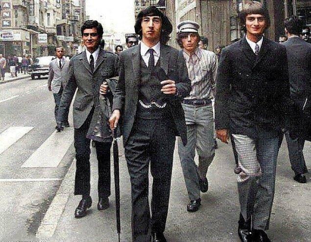 <p>İstiklal Caddesi'nde yürüyen beyefendiler, İstanbul, 1966.</p>
