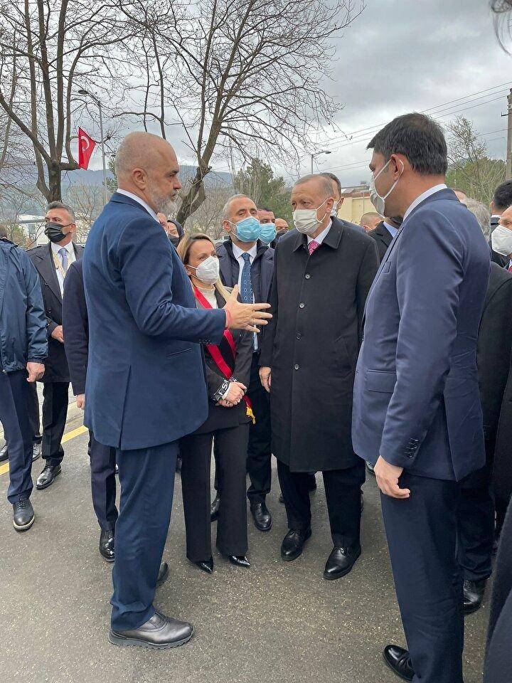 <p>Cumhurbaşkanı Erdoğan, Rahibe Teresa Uluslararası Havalimanı'nda Arnavutluk Başbakanı Rama tarafından törenle karşılandı.</p>
