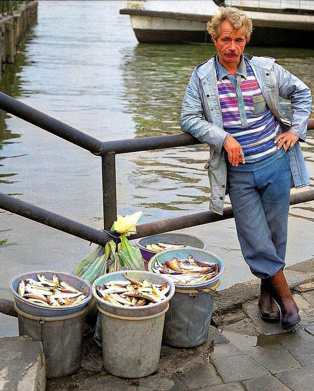 <p>Tuttuğu balıkları satmaya çalışan adam, İstanbul, 1982.</p>
