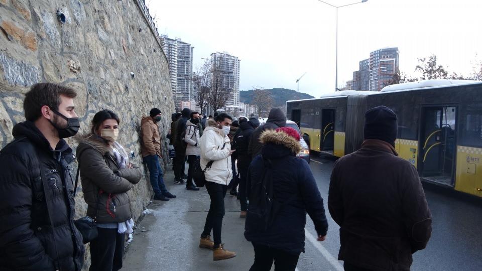 <p>Yolda kaldık. İşe gidiyorum, işe de geç kaldık. Maalesef 15 dakikadır soğukta bekliyoruz” diye konuştu.</p>
