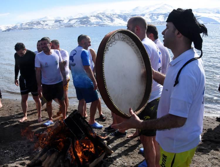 <p>Burada 20 kişi suya girdi. İlk önce halaylar çektik. Karda biraz oynadık ve Van Gölü’ne girdik. Bize destek sunan Tatvan Belediyesi ve Aquapark’a teşekkür ediyorum. Kış etkinliklerimiz devam edecek. Kamuoyunun ilgisini Van Denizine çekmek istiyoruz. </p>