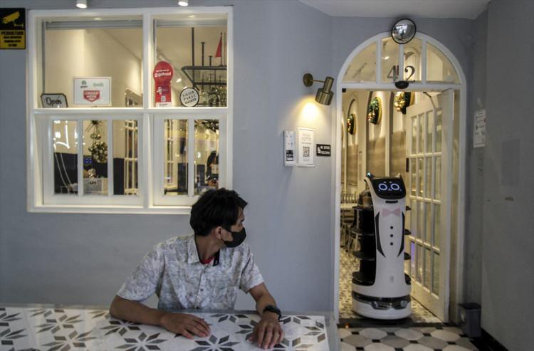 <p>Endonezya'nın başkenti Cakarta'da "Rasa Koffie" adlı kahve dükkanı müşterilerine robotlarla hizmet veriyor. Kahve dükkanında robotların kullanılması, Kovid-19 salgını sırasında garsonlar ve müşteriler arasındaki fiziksel teması azaltmayı amaçlıyor.</p>
