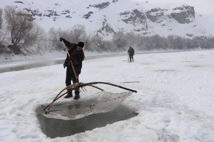 <p>Hava sıcaklığının sıfırın altında 30 dereceye kadar düştüğü Ağrı’da balıkçılar, soğuk hava ve buz gibi suya aldırış etmeden Murat Nehri'nde yaklaşık 30 santimetre kalınlığındaki buzu kırarak Eskimo usulü balık avlıyor.</p>

<p> </p>

