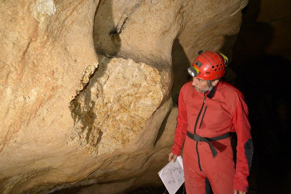 <p>Mağarada insan izinin milattan önce 600 binlere kadar uzandığı bilgisini paylaşan Kuruçayırlı, "Burada maalesef insanların kendi kalıntılarına rastlanmadı yani insan kemiği bulunmadı ama yaptıkları aletler bulundu. Yaptıkları alet de çevre bölgelerden daha iyi tarihlendirilmiş arkeolojik sitlerle yapılan karşılaştırmalarla o dönemin aletleri." dedi.</p>

<p> </p>
