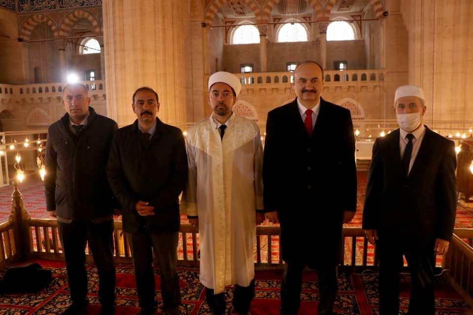 <p>UNESCO Dünya Kültür Mirası Listesi'nde bulunan Selimiye Cami ile Keşan ilçesindeki Hersekzade Ahmet Paşa Camisi'nde kılınan son cuma namazıyla restorasyon çalışmaları başladı. </p>
