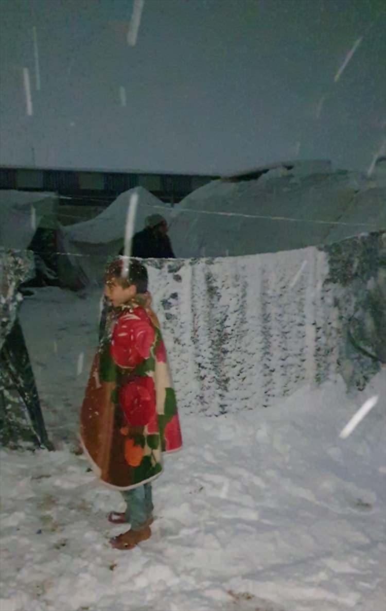 <p>Suriye'nin kuzeyindeki Halep'in Azez ilçesinde bulunan bazı Mülteci Kamplarında kar yağışı etkili oldu.</p>

<p> </p>
