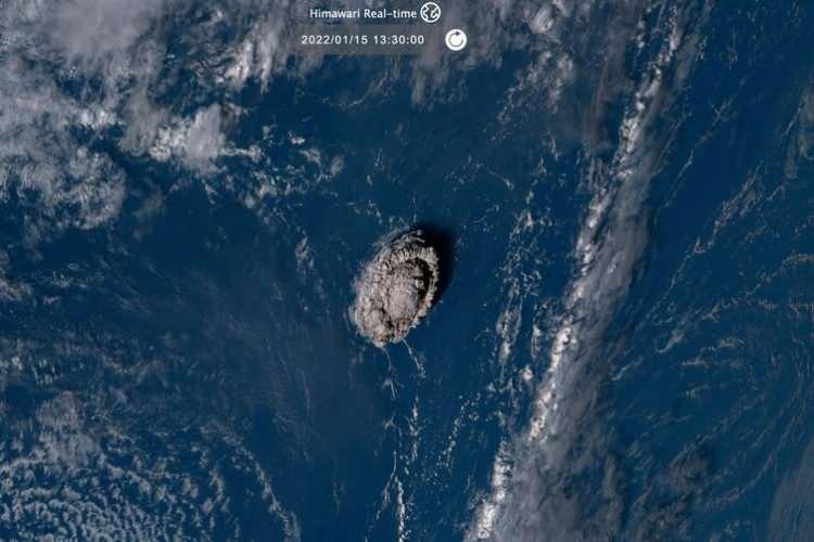 <p>TSUNAMİ ALARMI</p>

<p>Güney Pasifik'teki ada ülkesi Tonga'nın Hunga Ha'apai Adası'nda meydana gelen ve birçok ülkede tsunami riski oluşmasına neden olan su altı volkanı patlaması, Japonya Meteoroloji Ajansı (JMA) tarafından işletilen Himawari-8 uydusu tarafından görüntülendi.</p>
