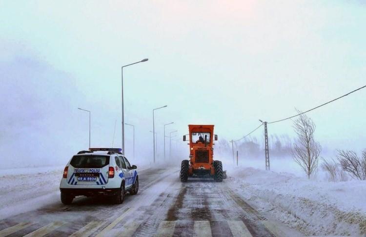 <p><strong>SAKARYA'DA 67 MAHALLE YOLU KAPALI</strong></p>

<p> </p>

<p>Sakarya'da kar yağışı nedeniyle bazı ilçelerde mahalle yolları kapandı.</p>

<p> </p>

<p>Akyazı, Geyve, Hendek, Kocaali, Pamukova ve Taraklı ilçelerinde 67 mahalle yolunun ulaşıma açılması için çalışmalar sürüyor.</p>
