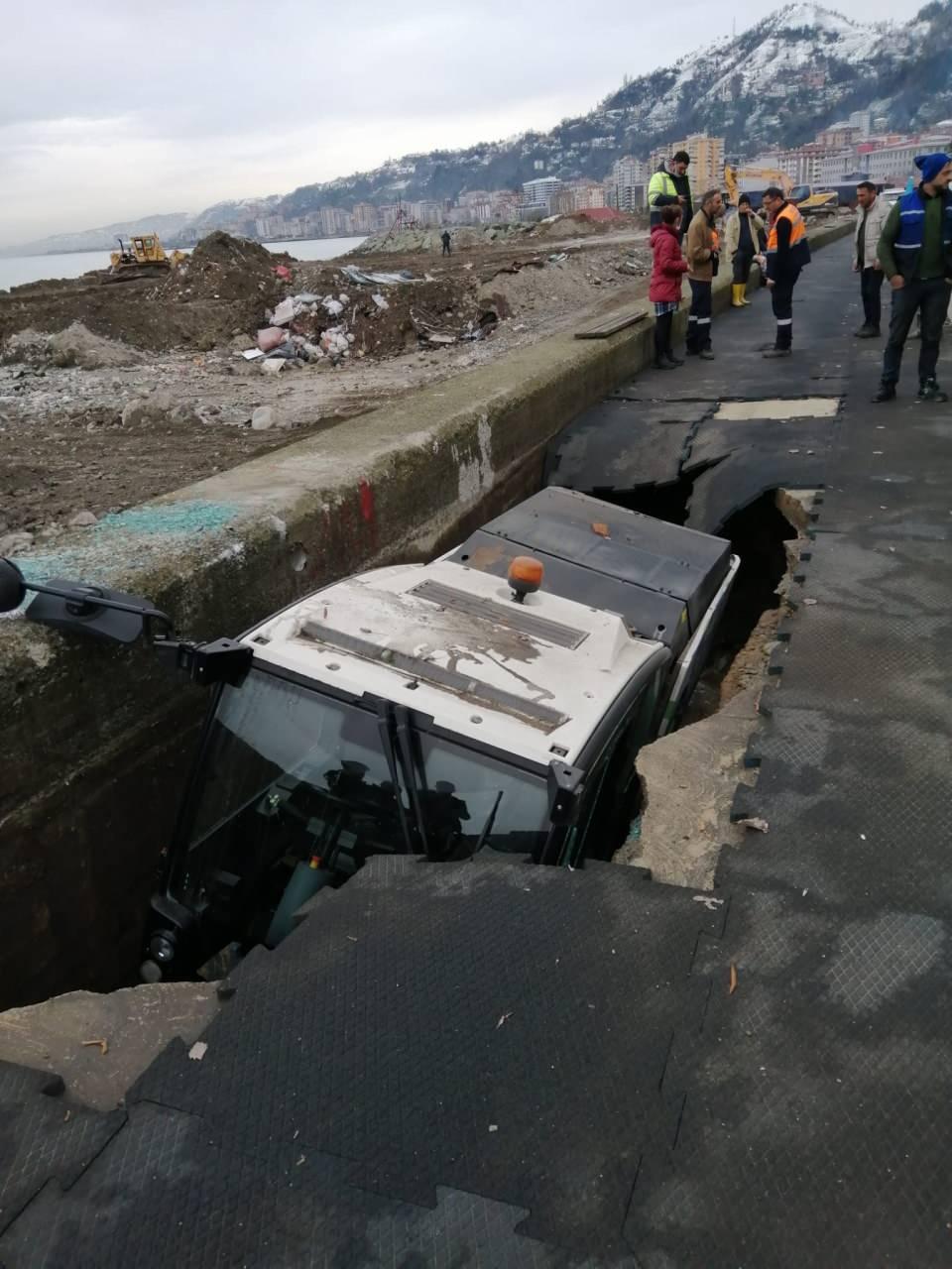 <p>Rize’de sahildeki yürüyüş bandında göçük oluştu,  üzerindeki belediyeye ait süpürme aracı çukura düştü. Sürücü, camı kırılan araçtan çıkmayı başardı. </p>

<p> </p>
