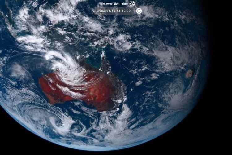 <p>2 BİN 300 KİLOMETREDEN DUYULDU</p>

<p>Uzmanların bin yılda bir görülecek bir olay olarak nitelediği patlama Tonga'ya 2 bin 300 kilometre mesafedeki Yeni Zelanda'dan da duyulurken, Yeni Zelanda Başbakanı Jacinda Ardern Tonga'nın başkenti Nukualofa'da birçok teknenin kıyıya vurduğunu açıklamıştı.</p>

