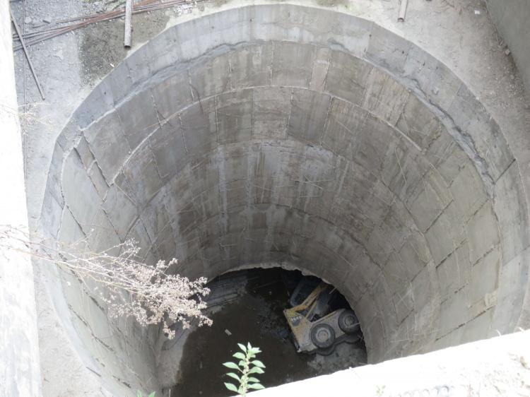 <p> İddiaya göre metro inşaatı çalışması sırasında Serhat Erdoğan isimli işçi kum attığı sırada dengesini kaybederek 25 metre yükseklikten metro inşaatındaki boşluğa düştü. İş makinesi ile birlikte boşluğa çakılan işçi ağır yaralandı.</p>