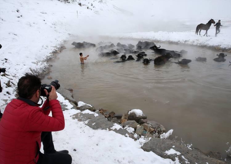 <p><strong>- "Tüm fotoğraf tutkunlarını buraya bekliyoruz"</strong><br />
<br />
Van'dan gelen fotoğrafçı Rıdvan Süslü, AA muhabirine, kaplıcanın yaz ve kış turistlerin ilgi gösterdiği bir yer olduğunu söyledi.<br />
 </p>
