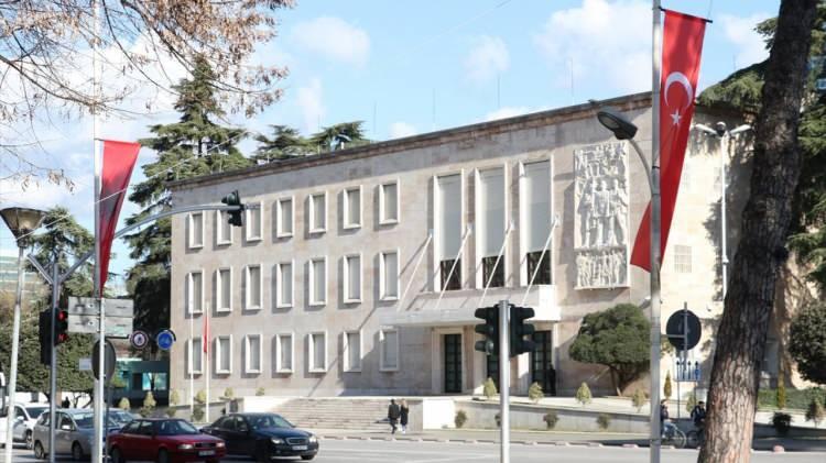 <p>Cumhurbaşkanı Recep Tayyip Erdoğan'ın bugün ziyaret edeceği Arnavutluk'un başkenti Tiran caddeleri, Türk ve Arnavutluk bayraklarıyla donatıldı.</p>
