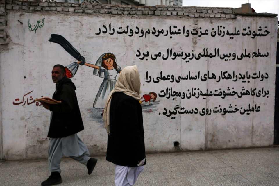 <p>Afganistan'ın Herat vilayet merkezinde bir duvar yazısı: "Kadına yönelik şiddet devletin ve halkın onurunu ulusal ve uluslararası düzeyde sorgulatır. </p>

<p> </p>
